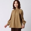 アンカーウーマン(ANCHOR WOMAN)の【洗える】ハイネックギャザーボリュームブラウス キャメルブラウン(041)