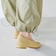 アキュアーズ(AcureZ)の【シーズンレス】スニーカーのような履き心地のVカットパンプス〈消臭繊維MOFF使用〉30