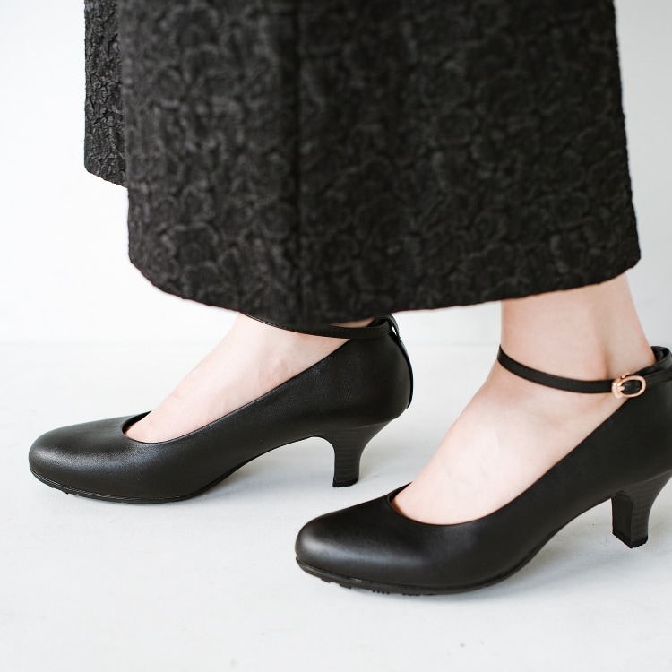 アキュアーズ(AcureZ)の【レイン対策】ストラップ付で安定感〇　5.5cmヒールパンプス〈消臭繊維MOFF使用〉 パンプス