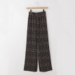 オフプライスストア(ウィメン)(OFF PRICE STORE(Women))のCHILLE ペイント柄変形プリーツパンツ ブラック(019)