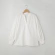 オフプライスストア(ウィメン)(OFF PRICE STORE(Women))のqout スタンドカラーパール調ボタンシャツ ホワイト(002)