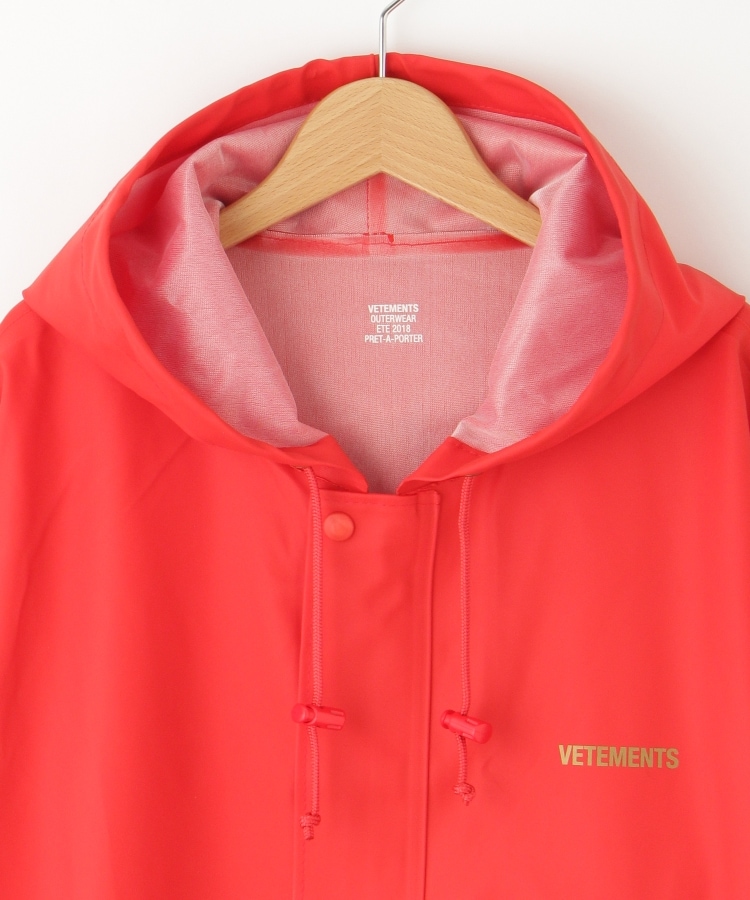 VETEMENTS(ヴェトモン) ロゴプリントロングレインコート(レイン VETEMENTS(ヴェトモン) ロゴプリントロングレインコート(レイン