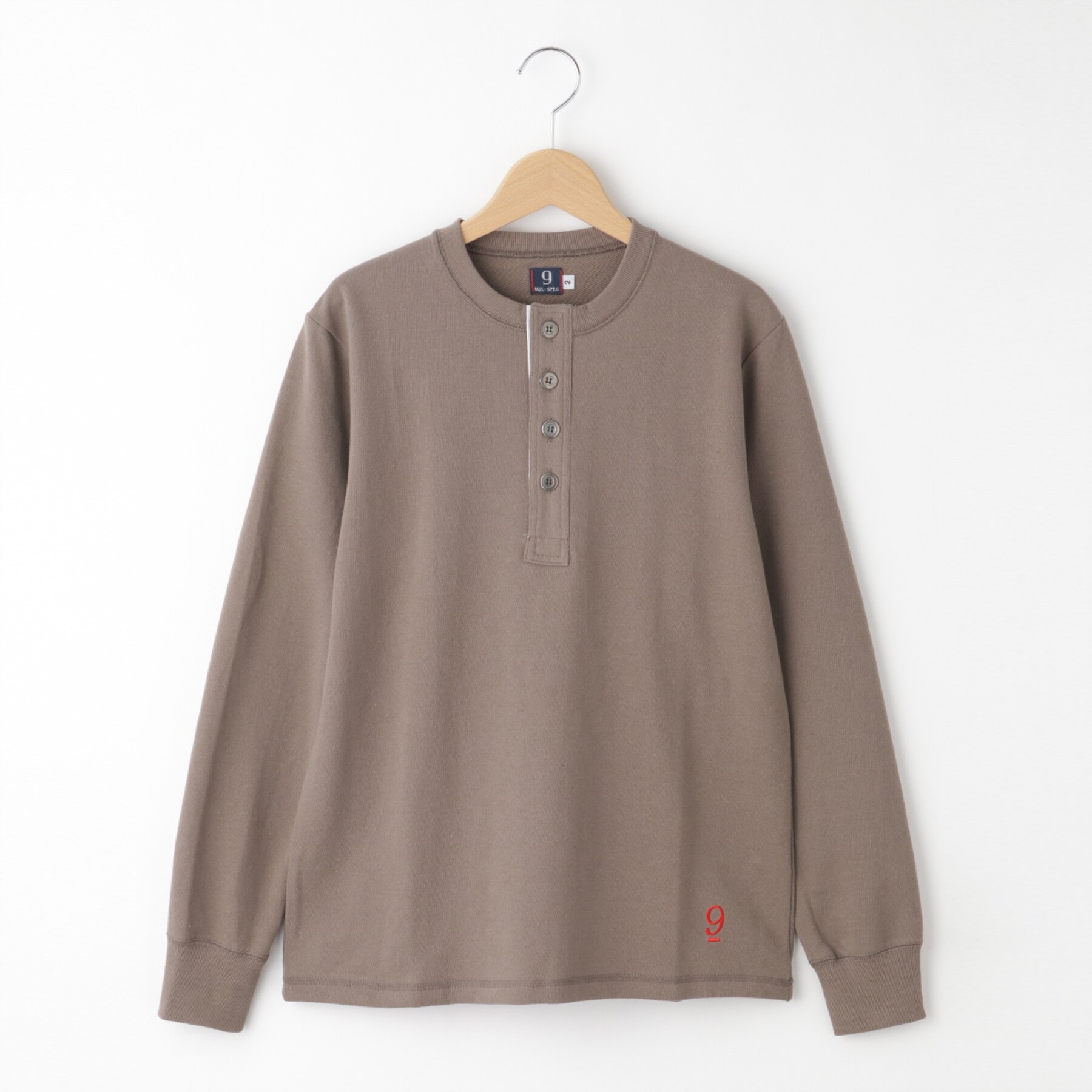 オフプライスストア(メンズ)(OFF PRICE STORE(Mens))のMIL-SPEC（ミルスペック） ワンポイント刺繍入りヘンリーネックロングスリーブカットソー ベージュ(012)