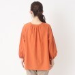 ヨリモ(YORIMO)の【洗える】カラミ素材のギャザーブラウス3