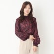 ヨリモ(YORIMO)の【大人の花柄】シャーリングブラウス レッド(062)
