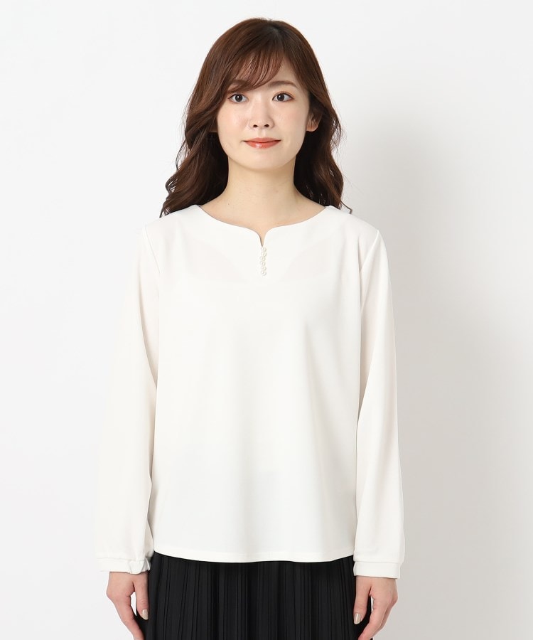 ヨリモ(YORIMO)のパール調付きカットジョーゼットブラウス1