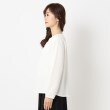 ヨリモ(YORIMO)のパール調付きカットジョーゼットブラウス2