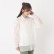 ヨリモ(YORIMO)の【トレンド素材】シアーバンドカラーシャツ ホワイト(001)