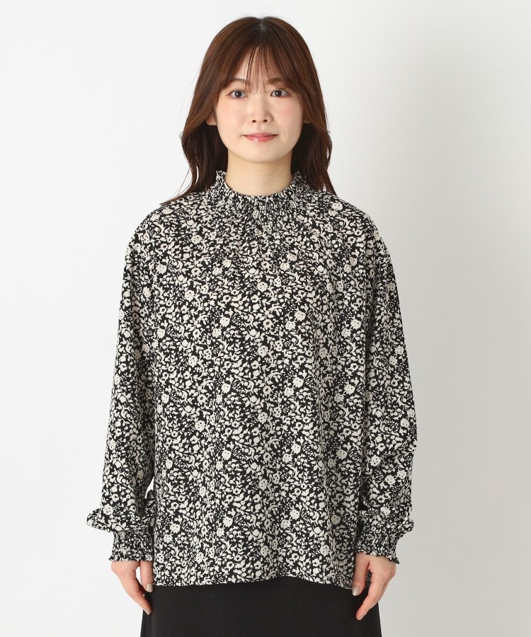 ヨリモ(YORIMO)の【フラワープリント・着脱ラクチン】シャーリングブラウス1