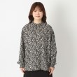 ヨリモ(YORIMO)の【フラワープリント・着脱ラクチン】シャーリングブラウス1