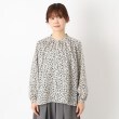 ヨリモ(YORIMO)の【フェミニン・キレイめ】バンドカラー小花柄ブラウス1