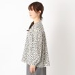 ヨリモ(YORIMO)の【フェミニン・キレイめ】バンドカラー小花柄ブラウス2