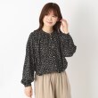 ヨリモ(YORIMO)の【フェミニン・キレイめ】バンドカラー小花柄ブラウス ブラック(019)