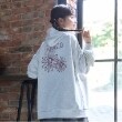 ラブトキシック・エル ティー エックス シー(Lovetoxic LTXC)のオーガビッツバックフラワー刺しゅうパーカ ライトグレー(211)