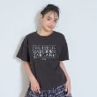 ラブトキシック・エル ティー エックス シー(Lovetoxic LTXC)の3段ロゴ刺しゅうTシャツ チャコールグレー(013)