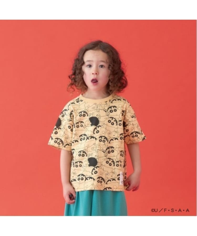 ビールーム(b.ROOM)の【クレヨンしんちゃん】【カイテキ天竺】総柄プリントTシャツ マスタード(033)