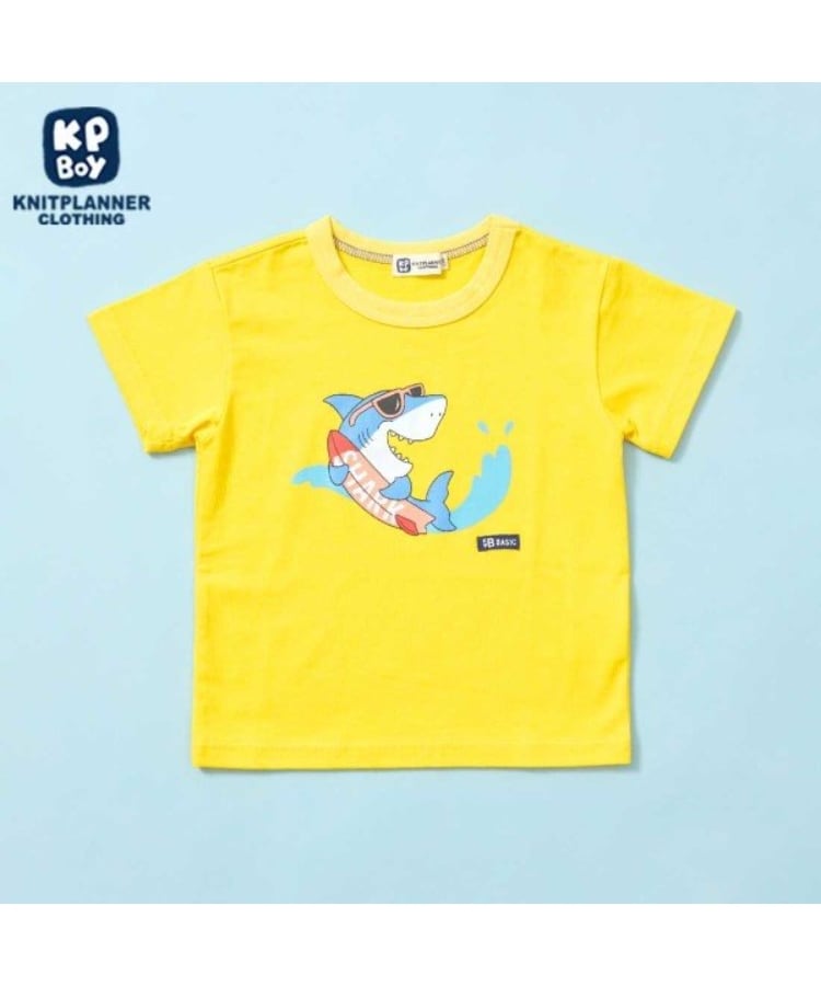 ケーピー(KP)のKPBOY(ケーピーボーイ)サメプリント半袖Tシャツ イエロー(031)