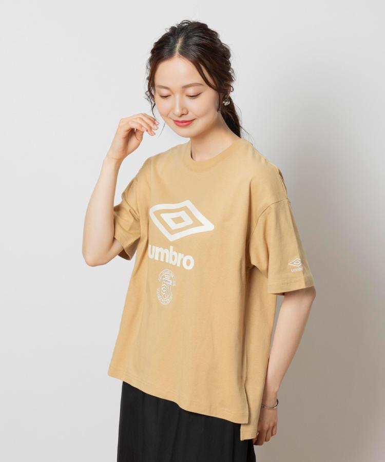 ライトオン(Right-on)のUMBRO(アンブロ)ロゴクルーネックTシャツ ベージュ(0075)