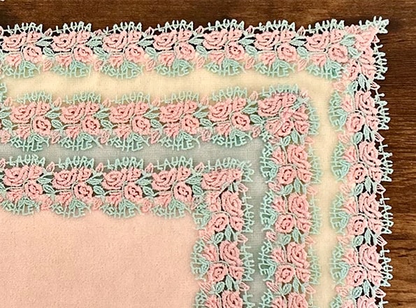 LAURA ASHLEY×近沢レース】美しく繊細な近沢レースとのコラボ LAURA ASHLEY×近沢レース】美しく繊細な近沢レースとのコラボ
